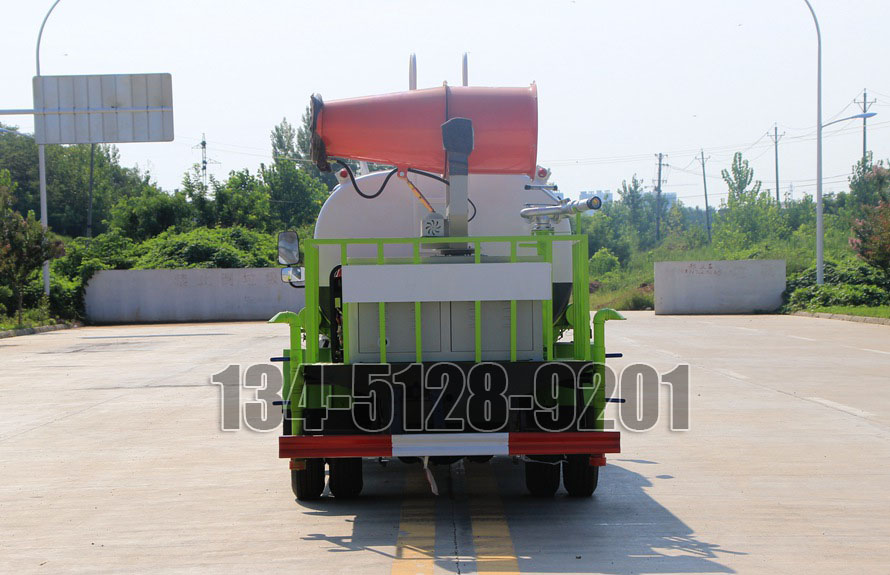 国六东风5吨喷雾洒水车