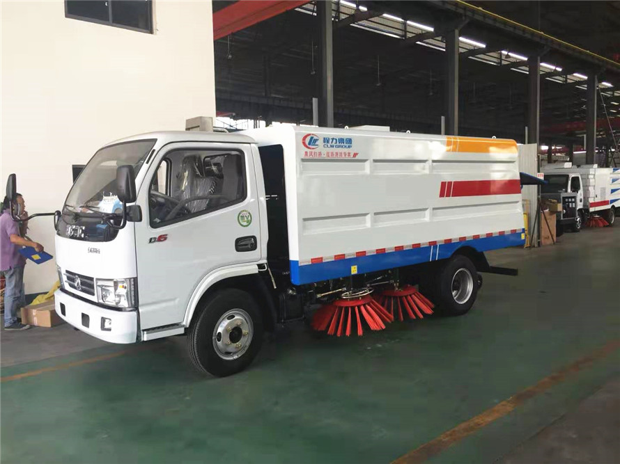 东风小多利卡扫路车