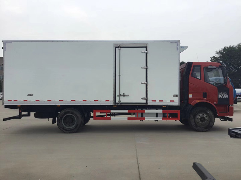 一汽解放J6中型6.8米冷藏车