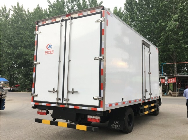 东风多利卡D7 5.1米冷藏车